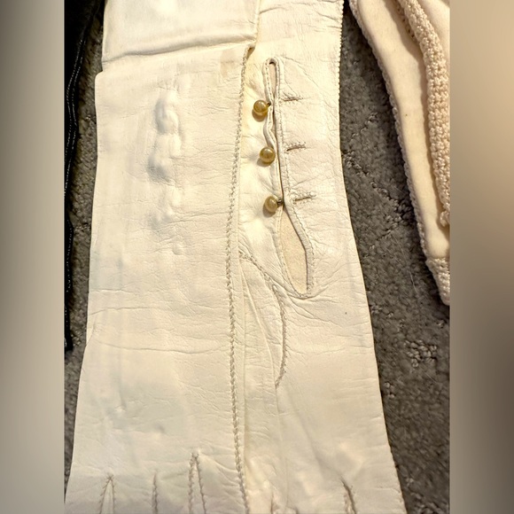 Vintage set of hand stitched leather and suede gloves. Size 6-7. - Picture 3 of 10